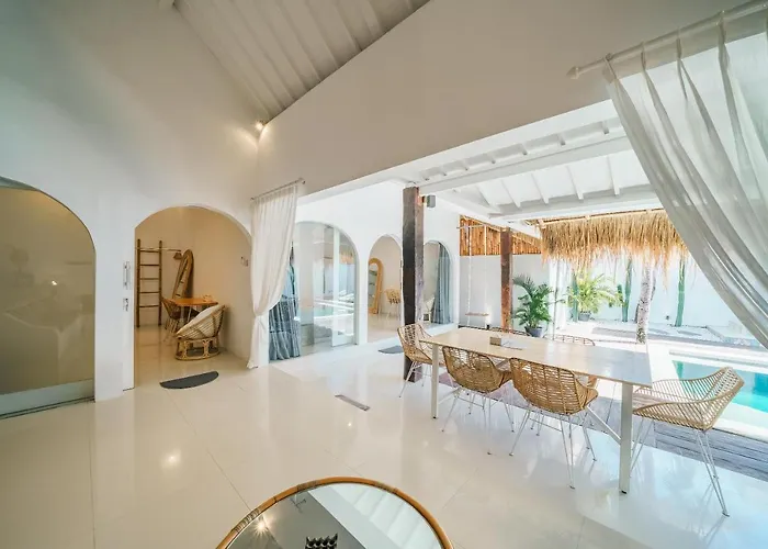 Santorini - Boho-chic 3-bedroom In The Heart Of Berawa! Villa Canggu (Bali)