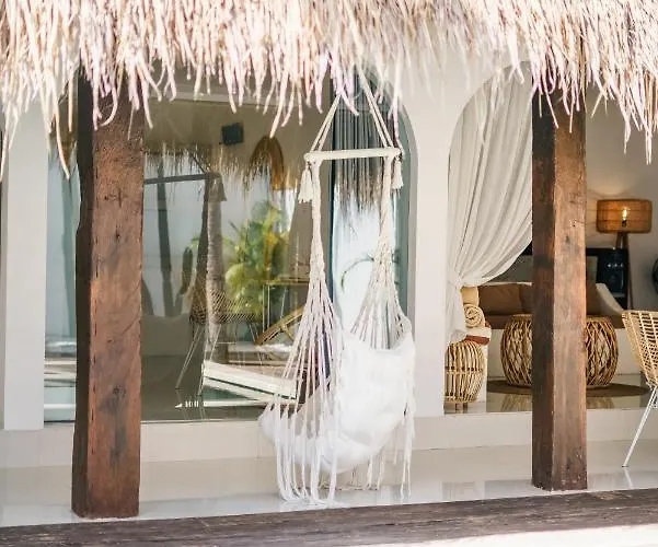 Santorini - Boho-chic 3-bedroom In The Heart Of Berawa! Canggu (Bali)