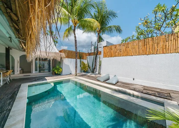 Santorini - Boho-chic 3-bedroom In The Heart Of Berawa! Canggu (Bali)